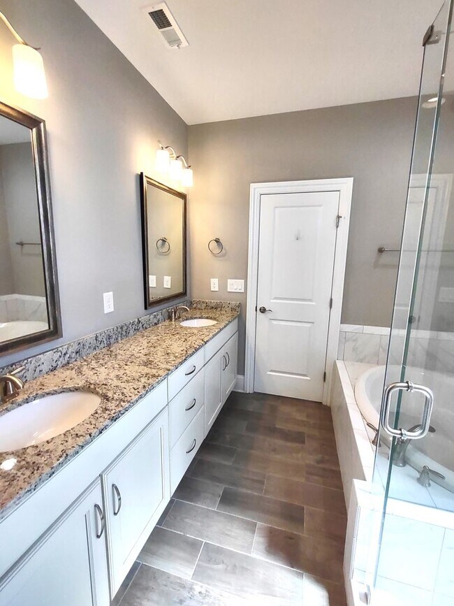Building Photo - Luxury Townhome Available in Fairway Row C...