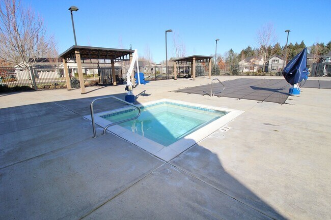 Building Photo - Impeccable 3 Bed/2.5 Bath Townhome located...