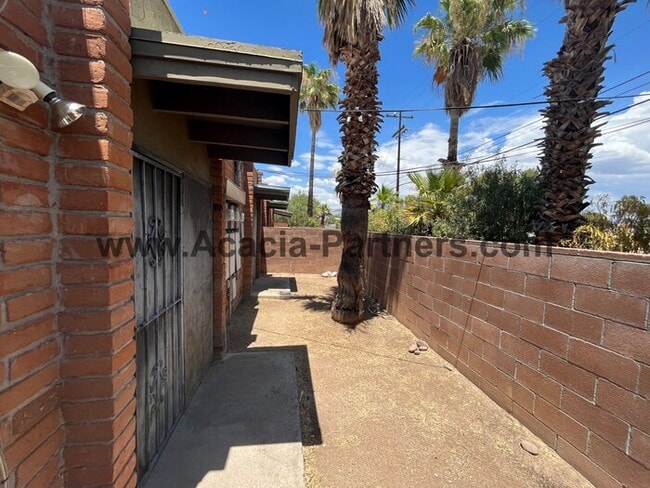 Building Photo - 2BD 2BA Duplex in Sam Hughes