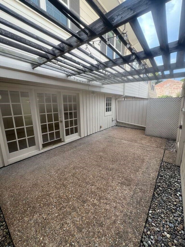 Building Photo - 5817 Valley Forge Dr