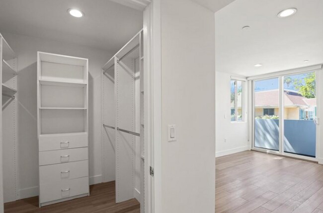 Building Photo - 833 N Edinburgh Ave Los Angeles, CA 90046