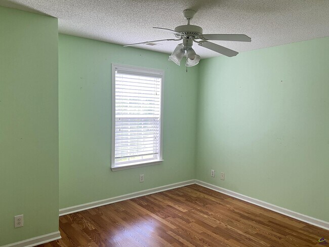 Building Photo - 136 Joycliff Cir