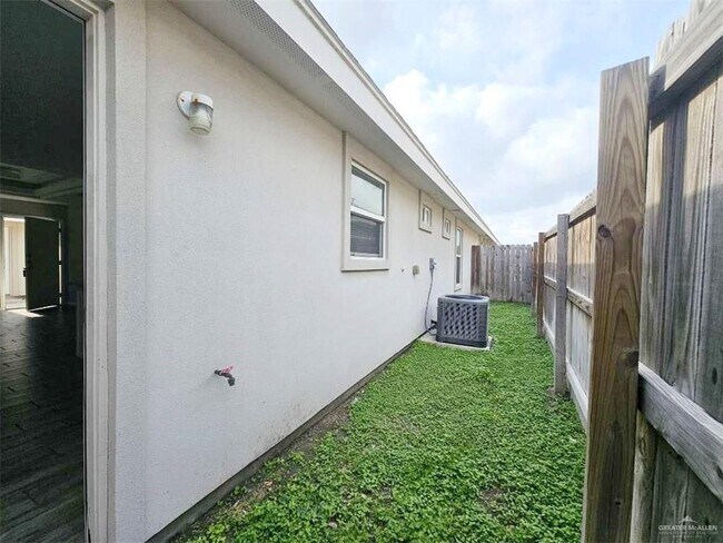 Building Photo - 10 Stardust Ln