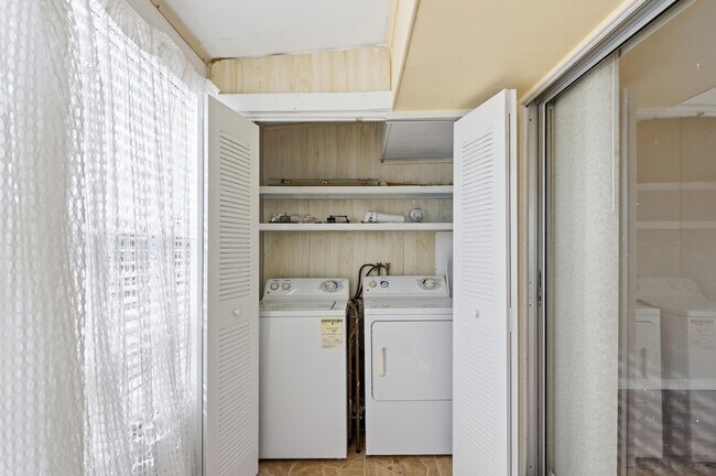 Building Photo - 384 Saxony Trail