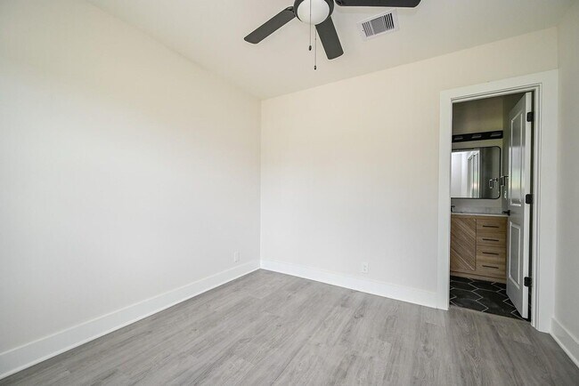 Building Photo - 226 Hyta St