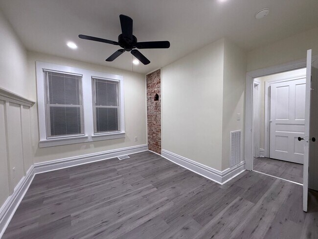 Building Photo - Updated 3BR 1 bath house now showing!