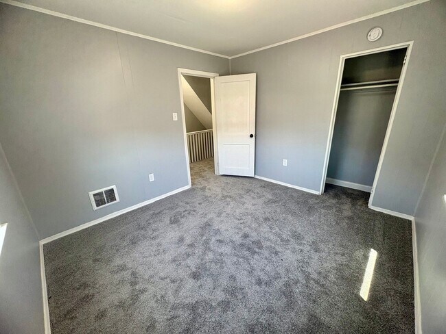 Building Photo - 2 Bedroom Available in Lancaster!