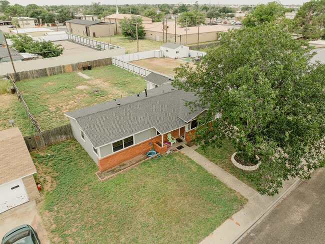 Building Photo - 610 E 54th St