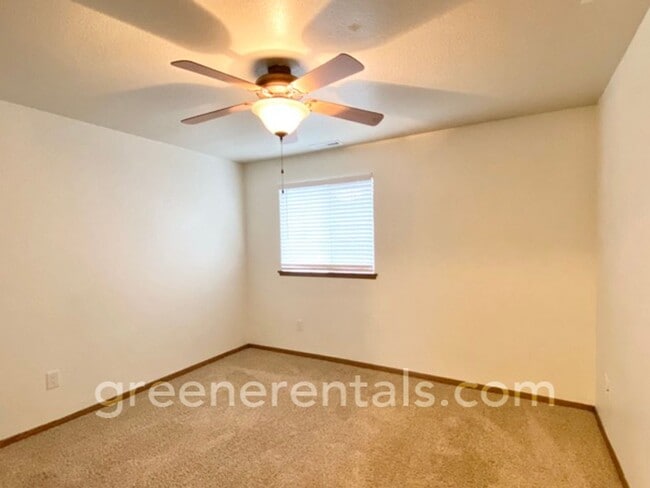 Building Photo - Quaint 2BR 1.5BA Condo in the Vineyards