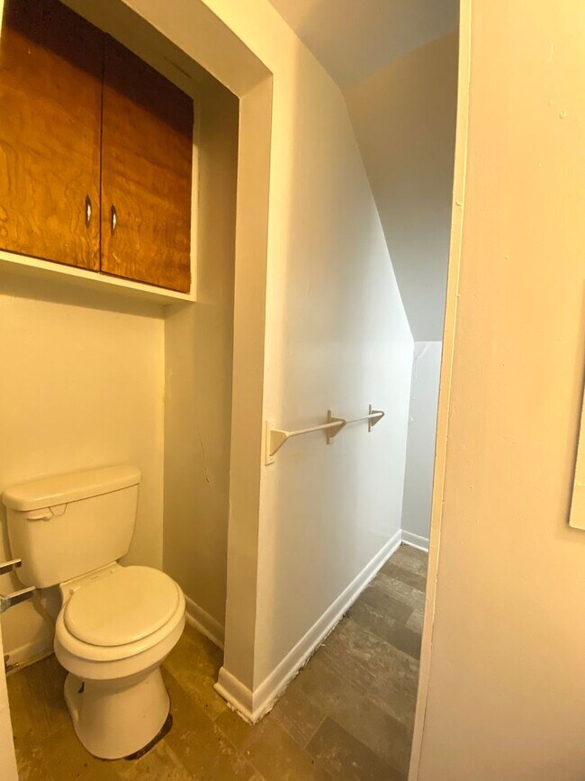 Building Photo - 617 Forest St