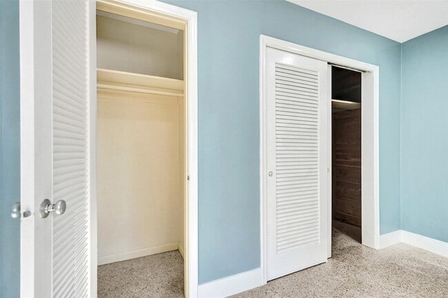 Building Photo - 820 SE 4th Ave