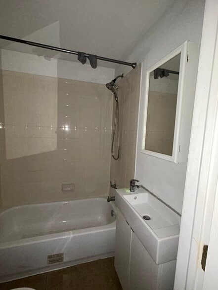 Full Bath - 2219 N 16th St