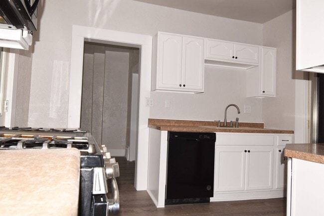 Building Photo - Recently Refurbished! Large 2-story Charmer. Big Yard! PETS WELCOME