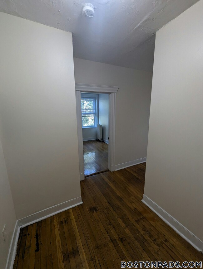 Building Photo - 364 Riverway