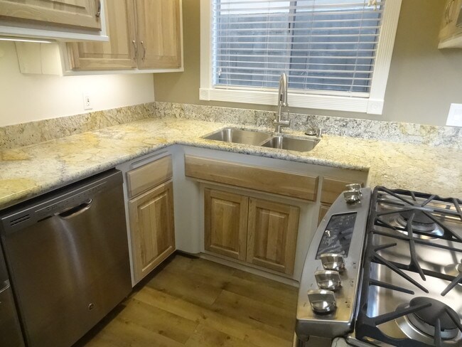 Building Photo - 653 7th St