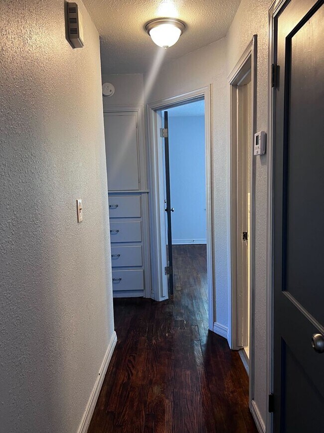 Building Photo - Remodeled 3 Bed 2 bath