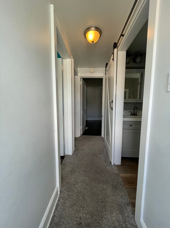 Building Photo - 2524 Oakwood Ave