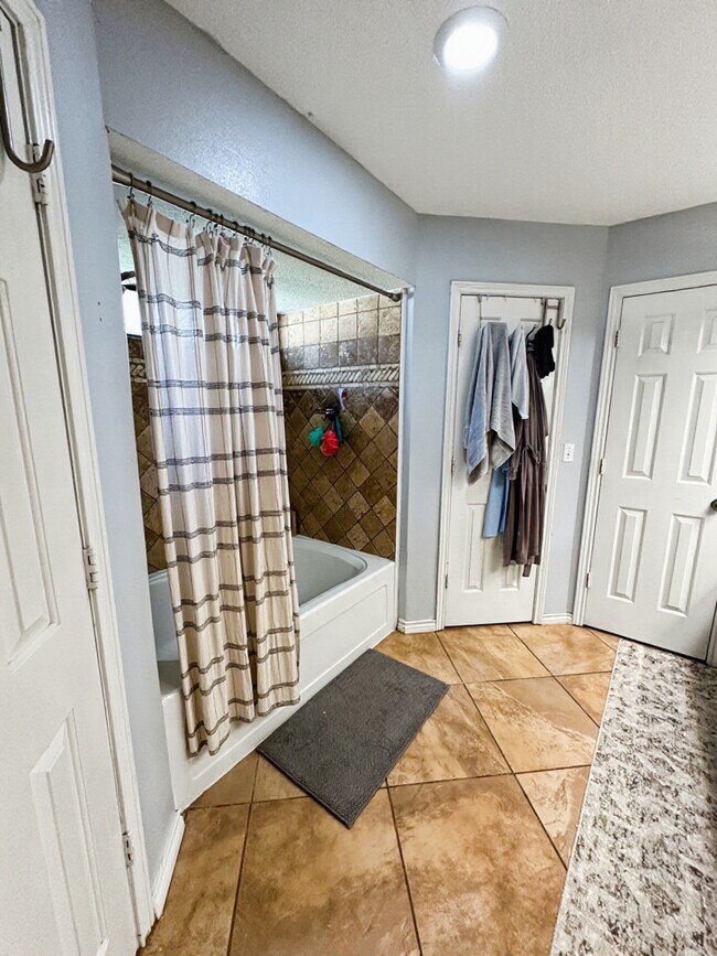 Building Photo - 3934 Cypress Lake Dr