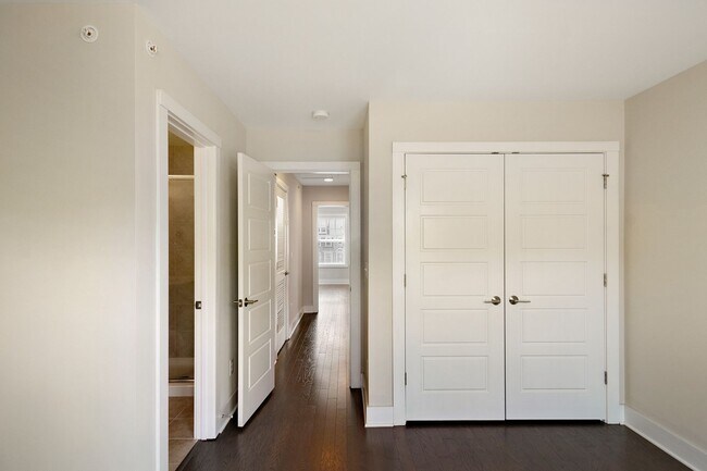Building Photo - Spacious 3 Bed / 3.5 Bath Townhome Near Raleigh Iron Works & 440!