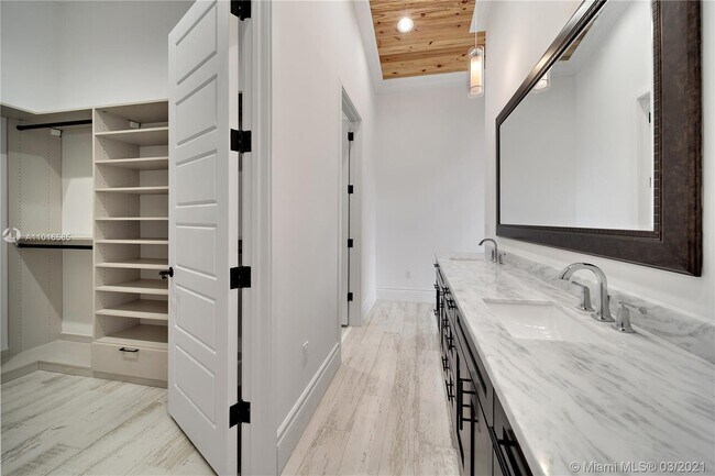 Building Photo - 2 Flamingo Hammock Rd