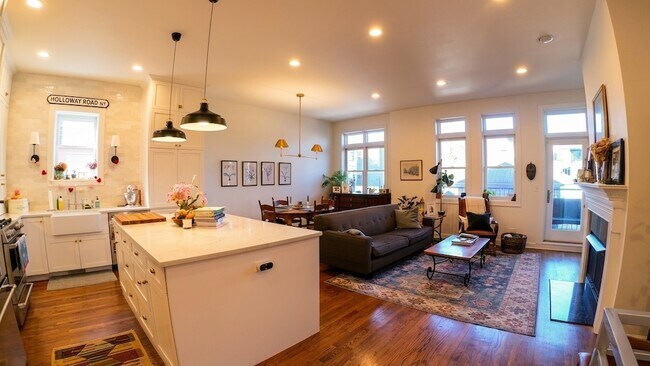 Building Photo - 2140 W Schiller St