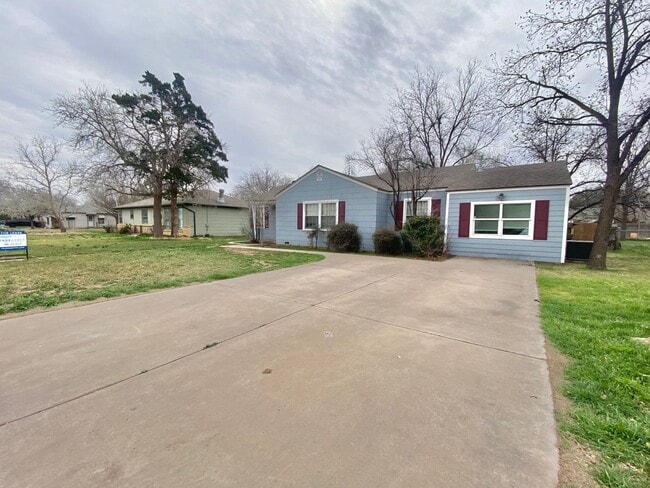 Building Photo - Pre-leasing now - 3 bed /2 bath - available 6/10/2026