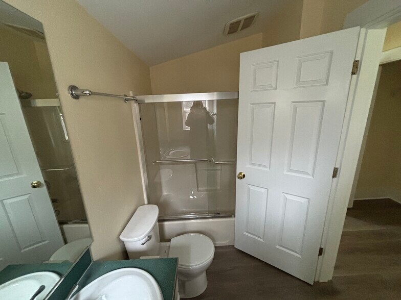 Building Photo - 651 W 12th Ave