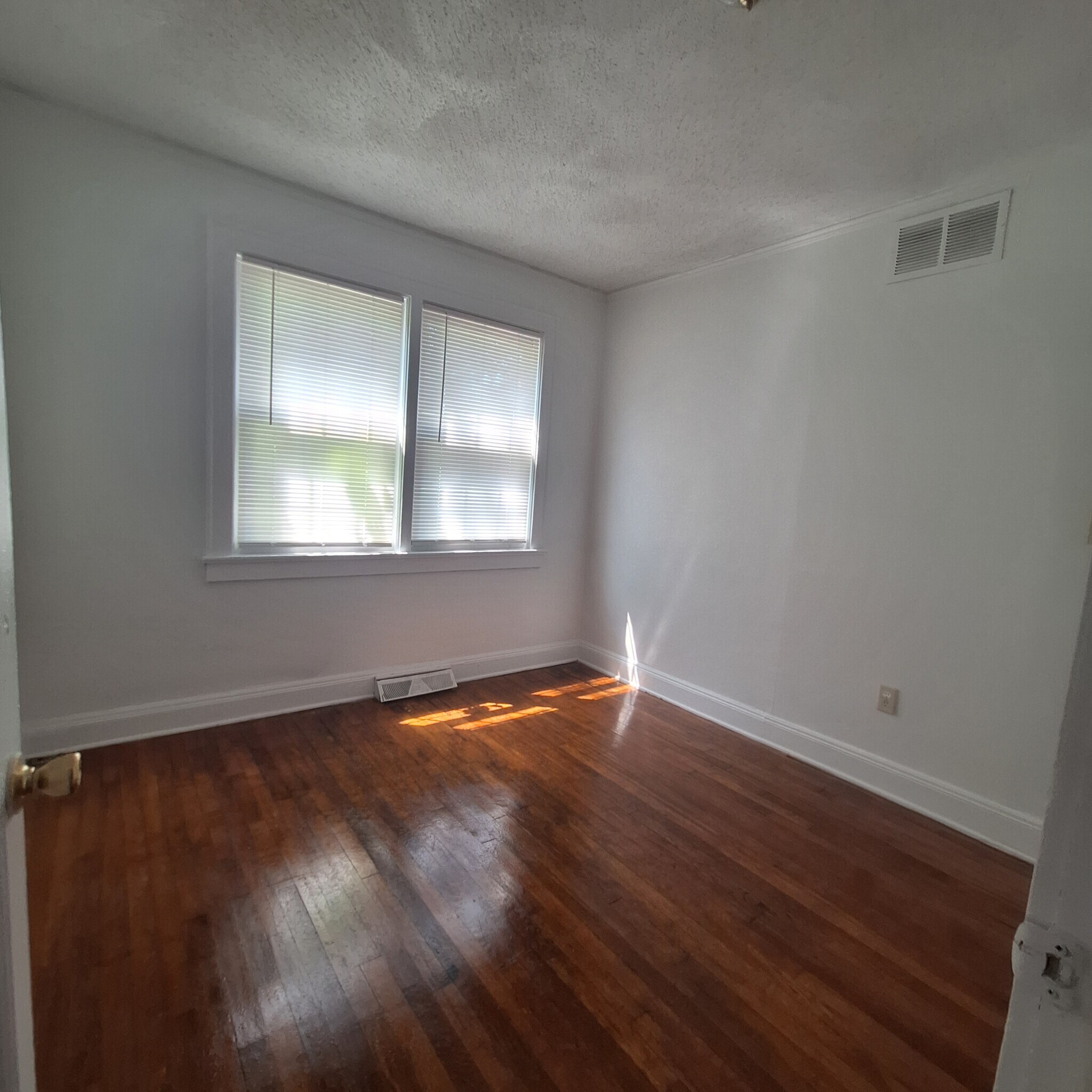 Building Photo - 827 Winston Dr