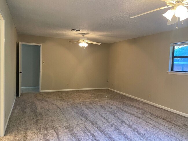 Building Photo - Dreamy 3 bedroom !