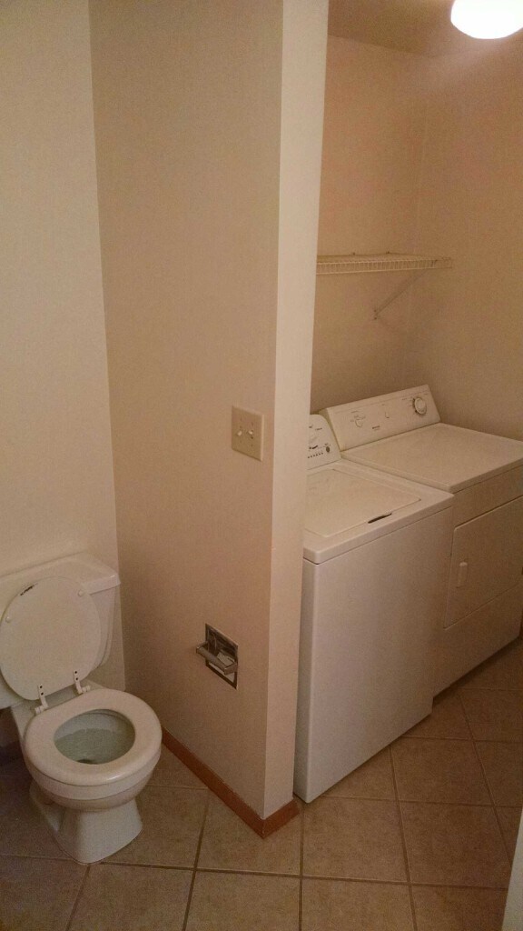 Building Photo - 2 Bedroom, 1.5 bath Townhouse: Cedar Grove...