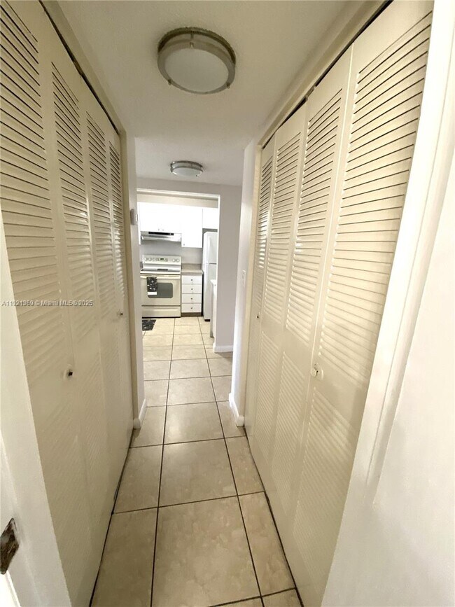 Building Photo - 16465 NE 22nd Ave