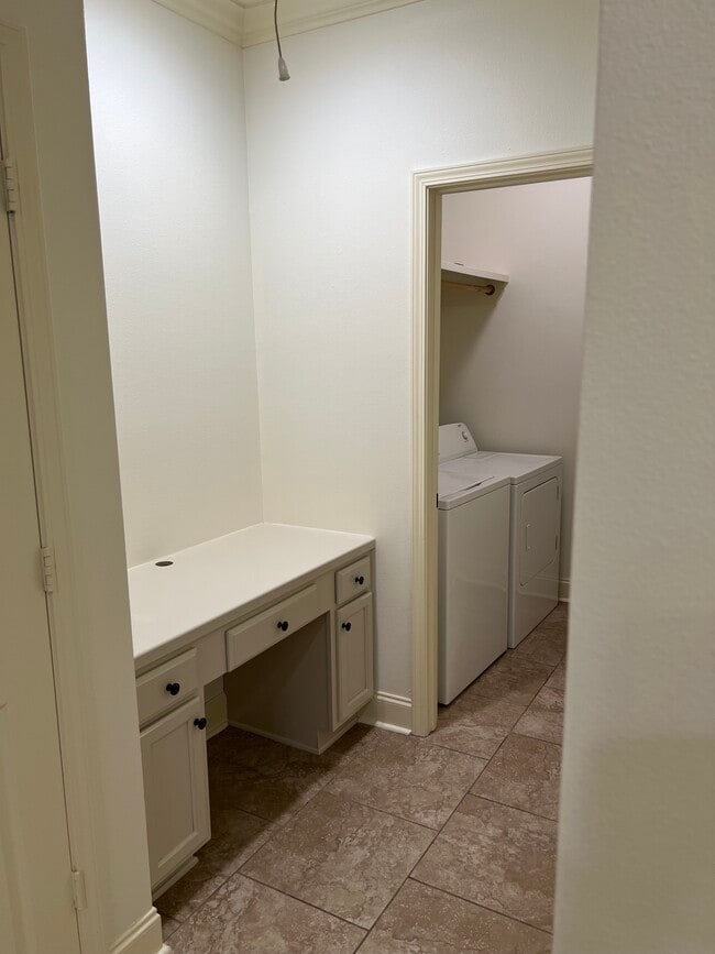 Desk/ Laundry - 37150 Woodgate Ave