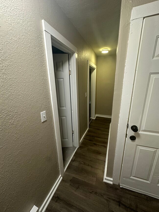 Entry way - 4653-2 Bryant Ave N