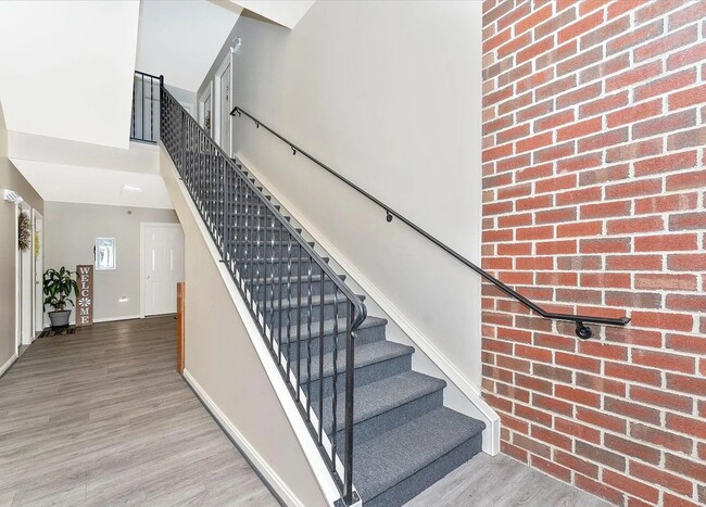 Building Photo - Beautiful 3rd floor condo in Jefferson ava...