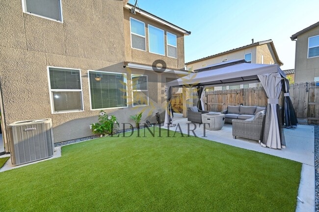 Building Photo - 893 Fir St W