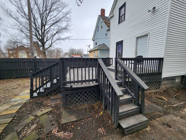 Building Photo - Charming 3-Bedroom Property in Prime Location