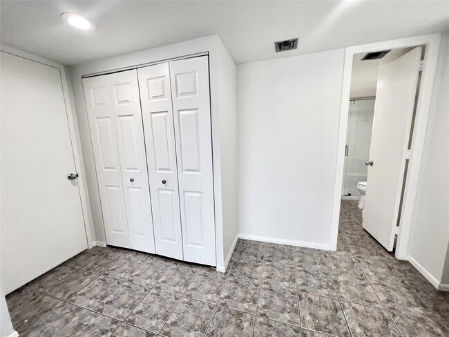 Building Photo - 2016 Main St