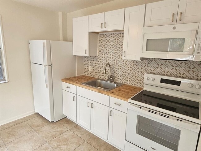 Building Photo - 655 7th Ave N