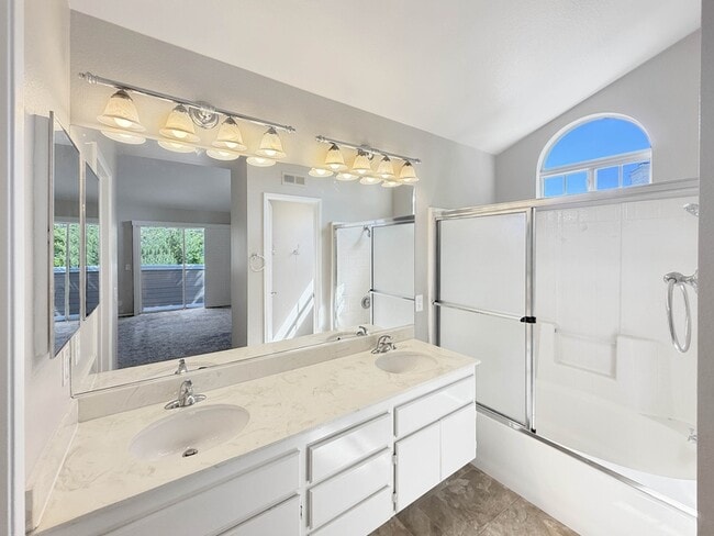 Building Photo - 9980 Scripps Vista Way