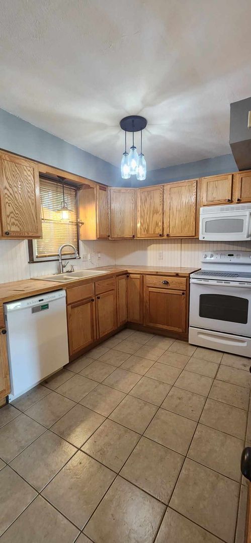 Building Photo - Spacious Home for Rent!