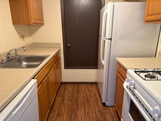 Building Photo - Wonderful 2 Br, 1.5 Ba, remodeled, 1 CG