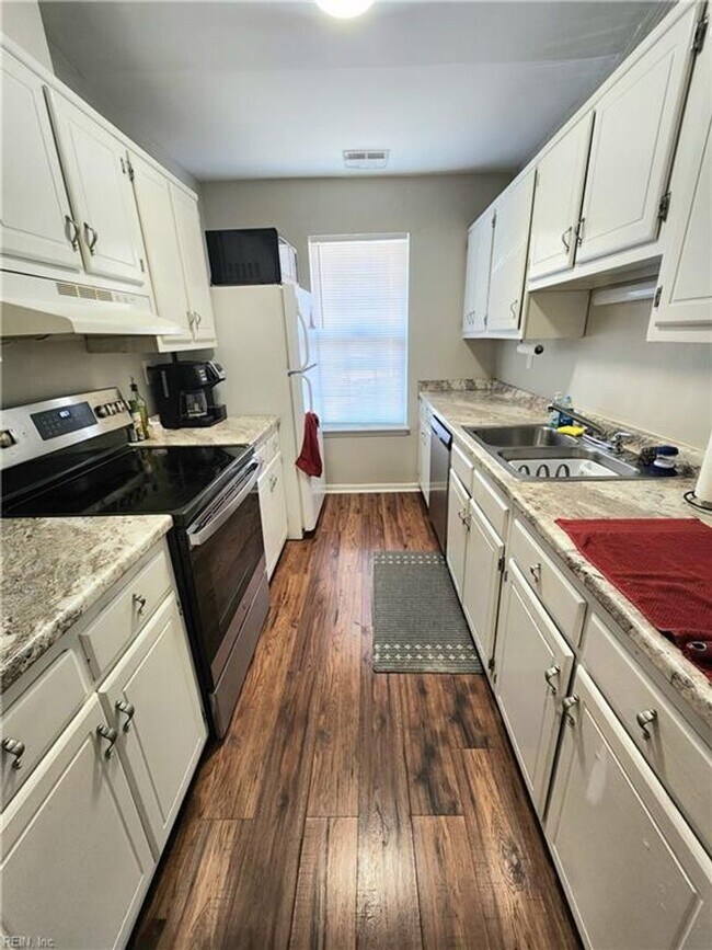 Building Photo - Updated and charming townhouse in heart of...