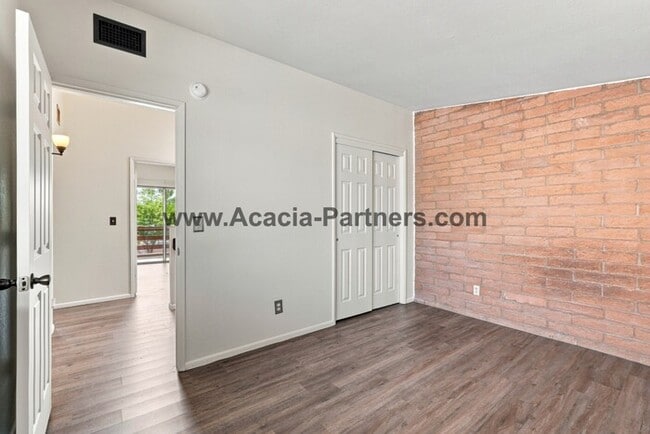 Building Photo - Spacious Three Bedroom/Three Bath Townhome