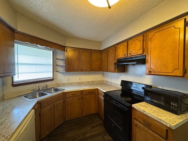 Building Photo - Midway ISD Home