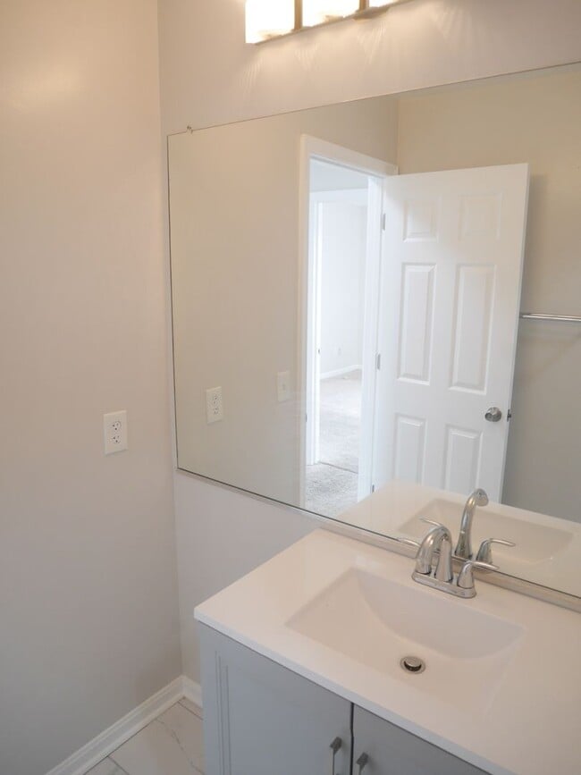Building Photo - Rare Find! 4 Bedroom, 2 Bathroom Townhome ...