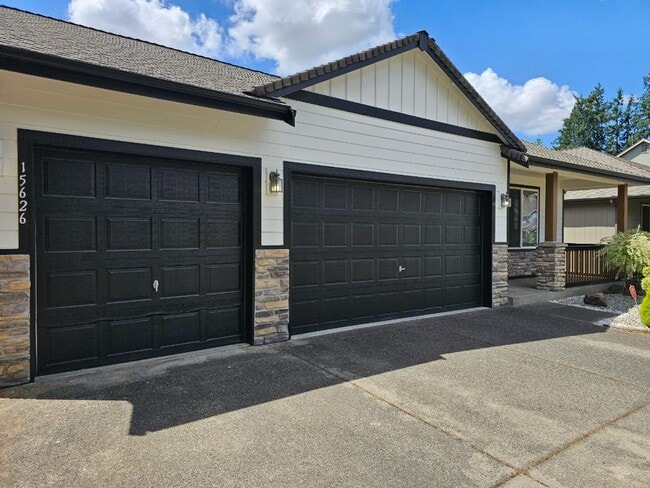 Building Photo - Spacious Tacoma Home with Gas Fireplace, 3-Car Garage & Covered Patio!