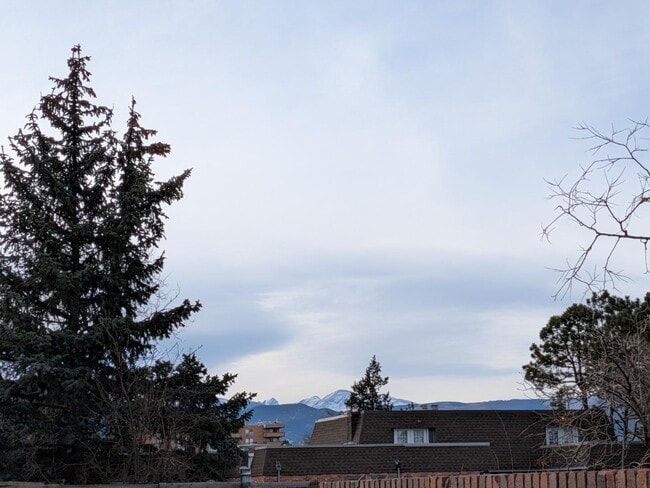 Building Photo - 425 Manhattan Dr