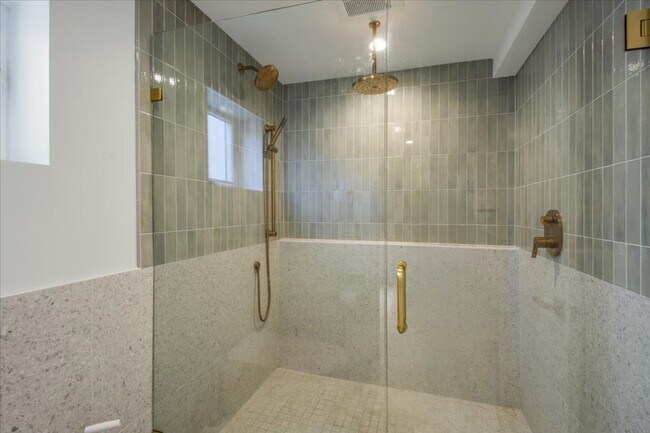 Building Photo - 4Bd/3.25Ba Shoreline House
