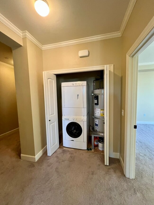 Building Photo - Spacious 2 Bedroom Condo in Fairhaven!