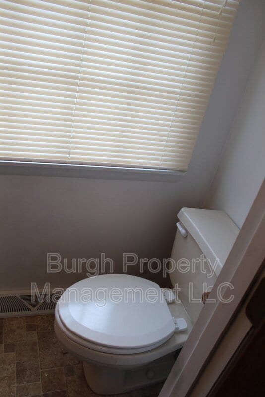 Building Photo - 501 Tyler Dr